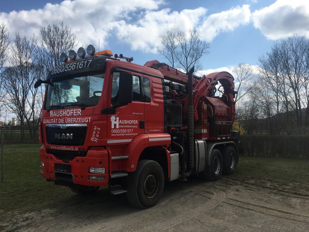 BIBER 84 LKW mit Beschriftung von Haushofer Hackschnitzelerzeugung