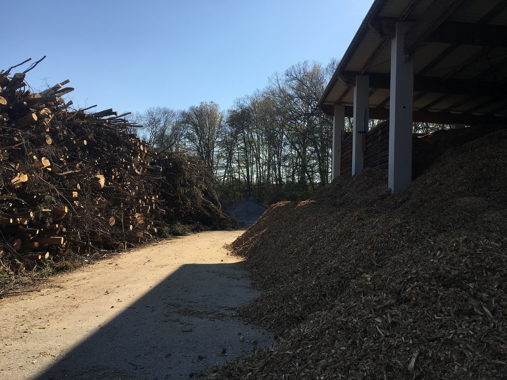 Biomasse Holzhaufen und Hackschnitzel in einem Lager